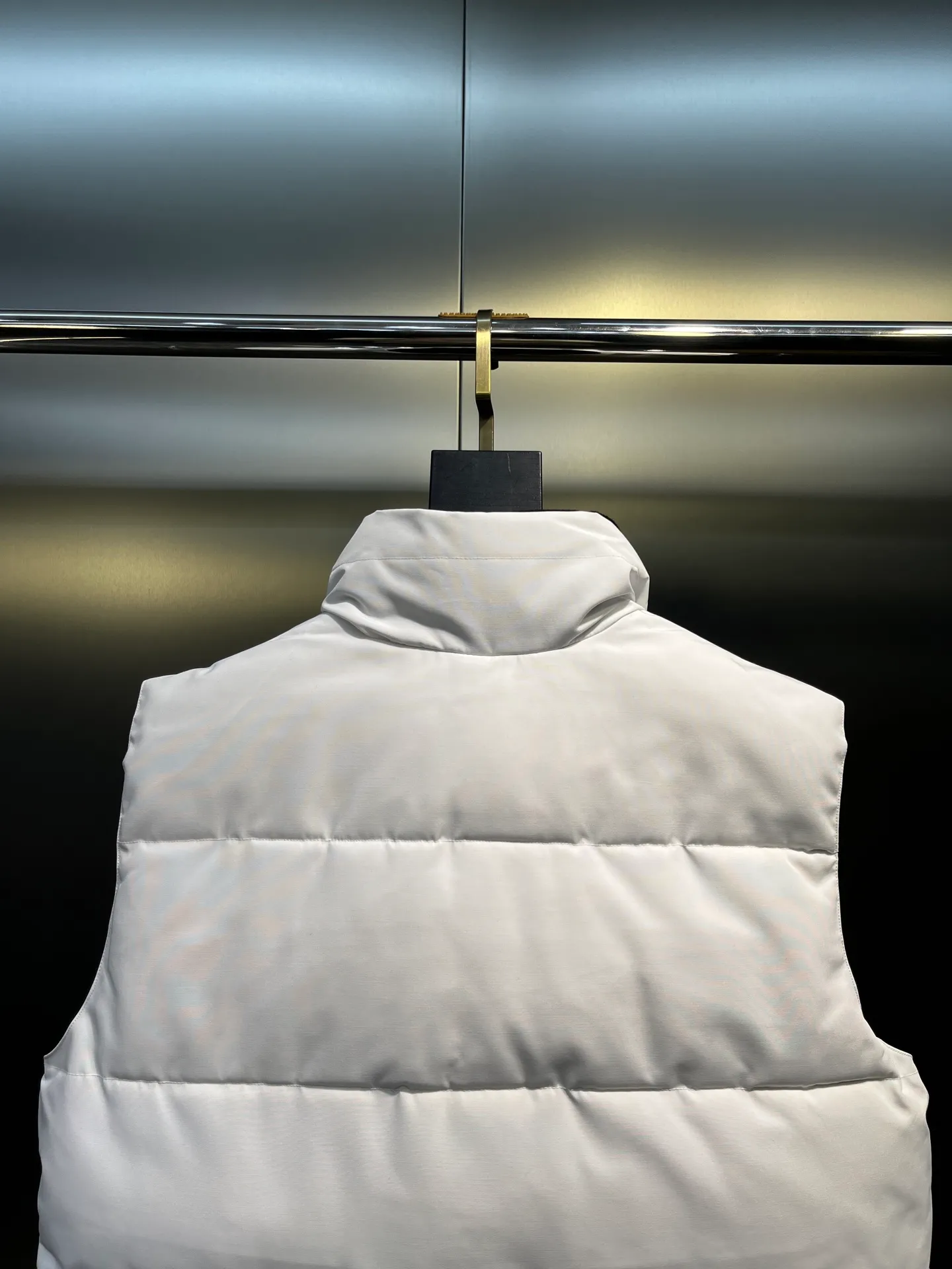 P380 🇨🇦Canada Goose""🇨🇦🌟 (pure white, non-returnable) Garson down vest has always been recognized as the warmest down jacket. Various Instagram celebrities, Internet celebrities, and celebrities often wear it for street photos. I make Canada Goose every year, but I still can't get rid of my love for it. No matter how cold the days are, there is no need to be afraid, because there is! Filled with 90% white duck down, it is the legendary warmest down jacket and is known as a must-have for Arctic outdoor sports! The most popular down jacket in the world, celebrities are rushing to buy it, it is a must-have!  Size: XS to 2XL